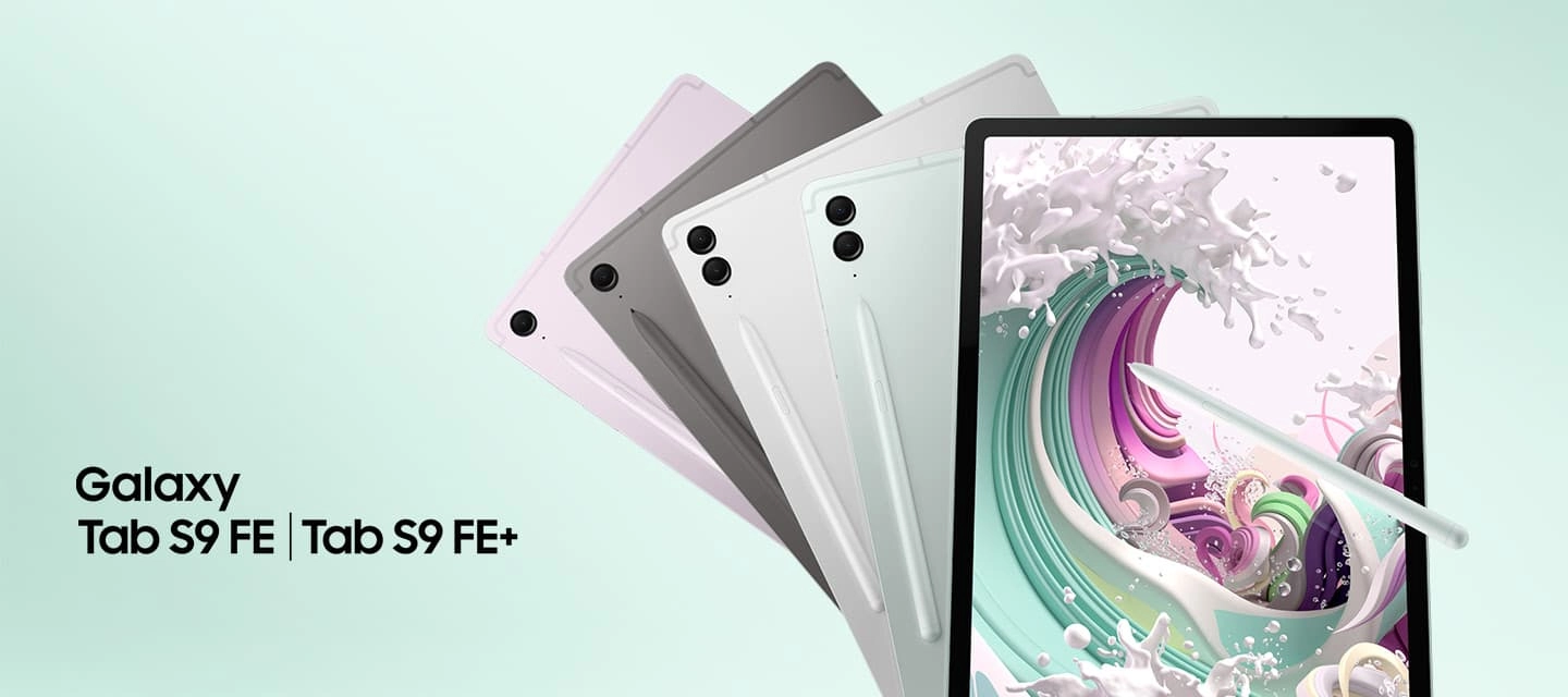 Планшеты Galaxy Tab S9 FE в лавандовом и сером цветах, Tab S9 FE+ в серебристом и мятном цветах с закрепленным пером S Pen показаны сзади, перекрывая друг друга. Перо S Pen направлено на экран Galaxy Tab S9 FE+ мятного цвета с экранными обоями в виде цветной волны.