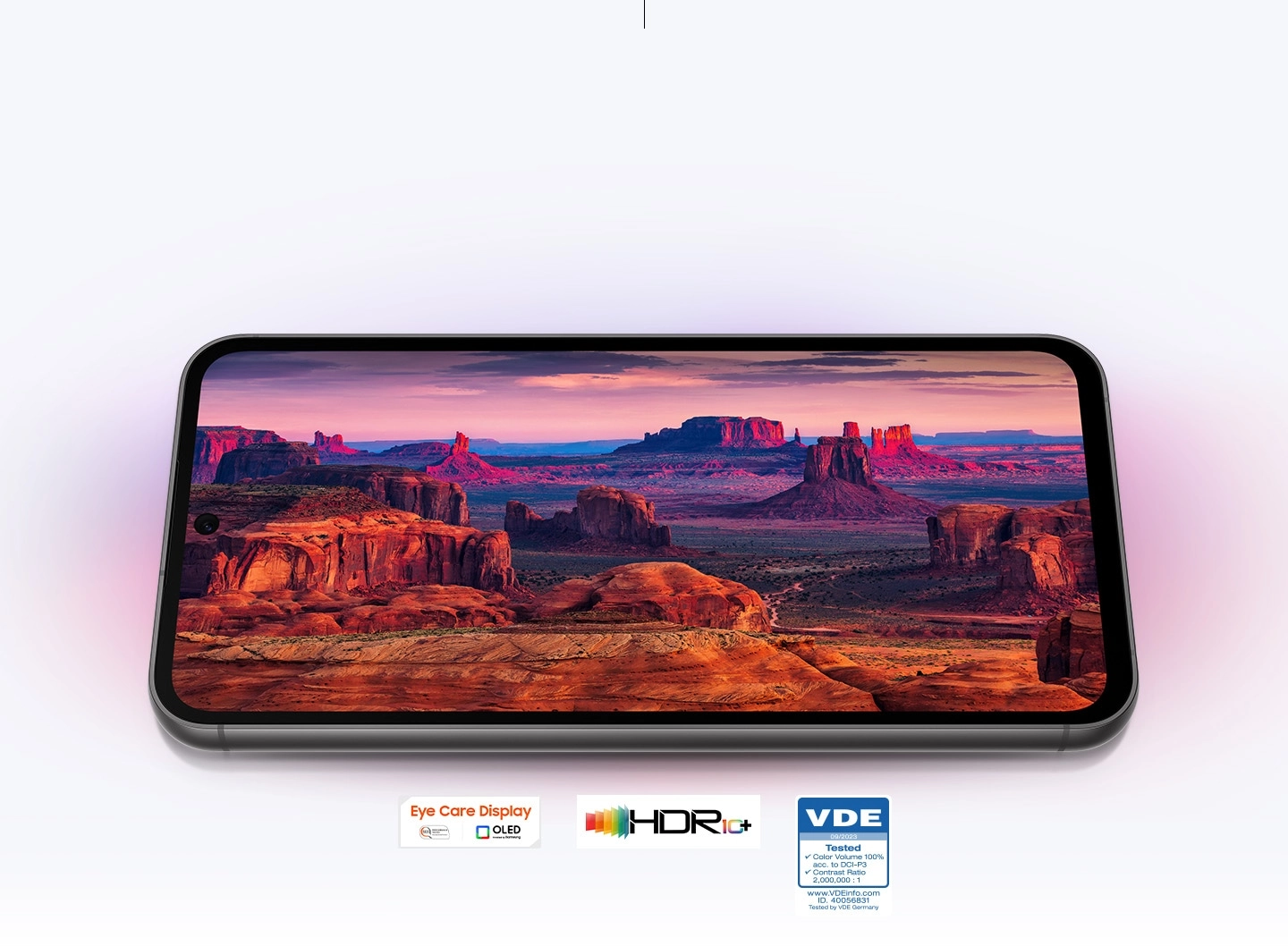 Устройство Galaxy S23 FE отображает в полноэкранном режиме красно-фиолетовый горный пейзаж, снятый камерой. Маркировка с надписью Eye Care Display, SGS Performance tested, www.sgs.com/performance, OLED предоставлена компанией Samsung. Логотип HDR10+. Логотип VDE с текстом 09/2023 Протестирован Цветовой объем 100% согласно DCI-P3 Коэффициент контрастности 2 000 000:1 www.VDEinfo.com ID. 40056831 Проверено VDE Германия.