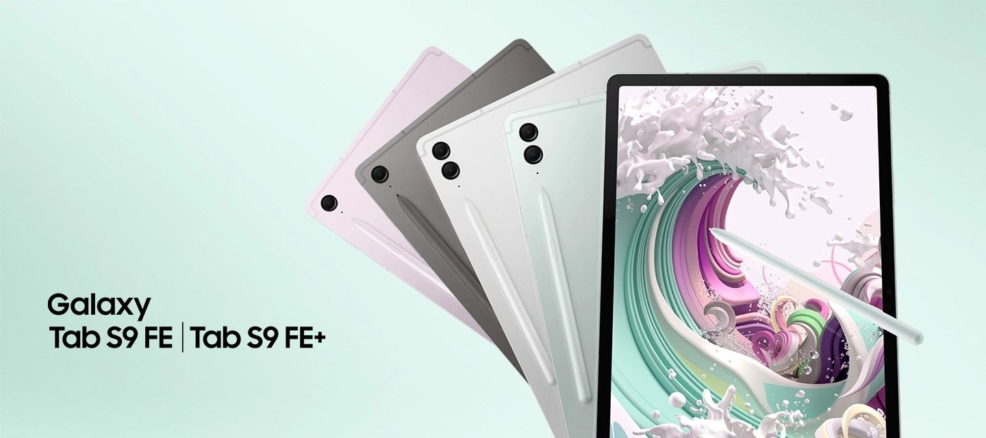 Планшеты Galaxy Tab S9 FE в лавандовом и сером цветах, Tab S9 FE+ в серебристом и мятном цветах с закрепленным пером S Pen показаны сзади, перекрывая друг друга. Перо S Pen направлено на экран Galaxy Tab S9 FE+ мятного цвета с экранными обоями в виде цветной волны.