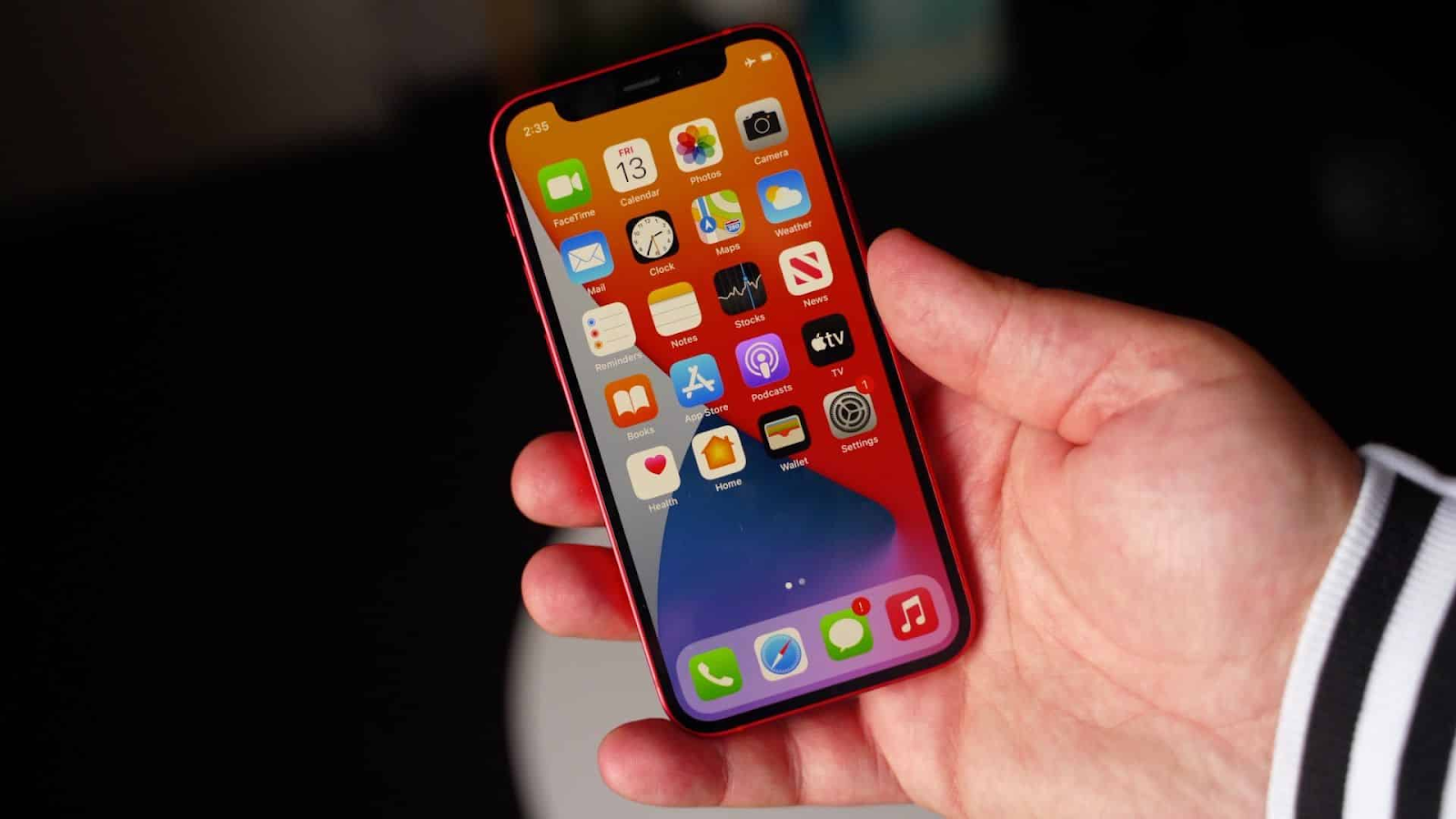 iPhone 13 mini — компактное устройство с невысокой ценой