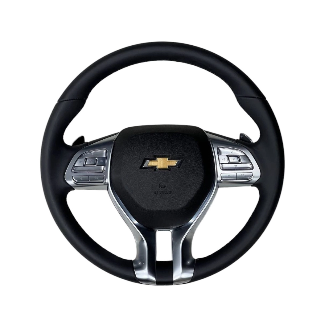 Avtomobil ruli Lexus charmli, qora